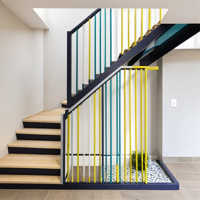 Peindre une Cage d'Escalier en Deux Couleurs